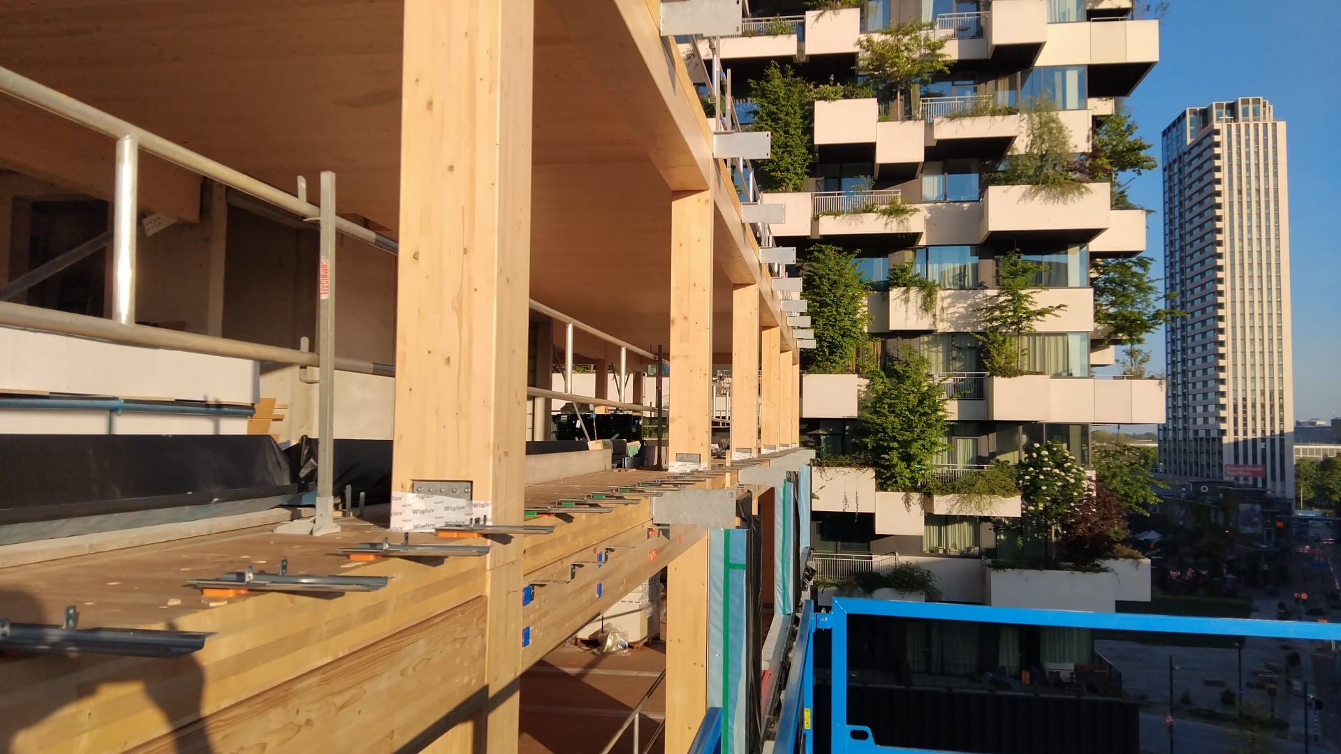 Technische montage van gevelonderconstructie en bevestigingsrails